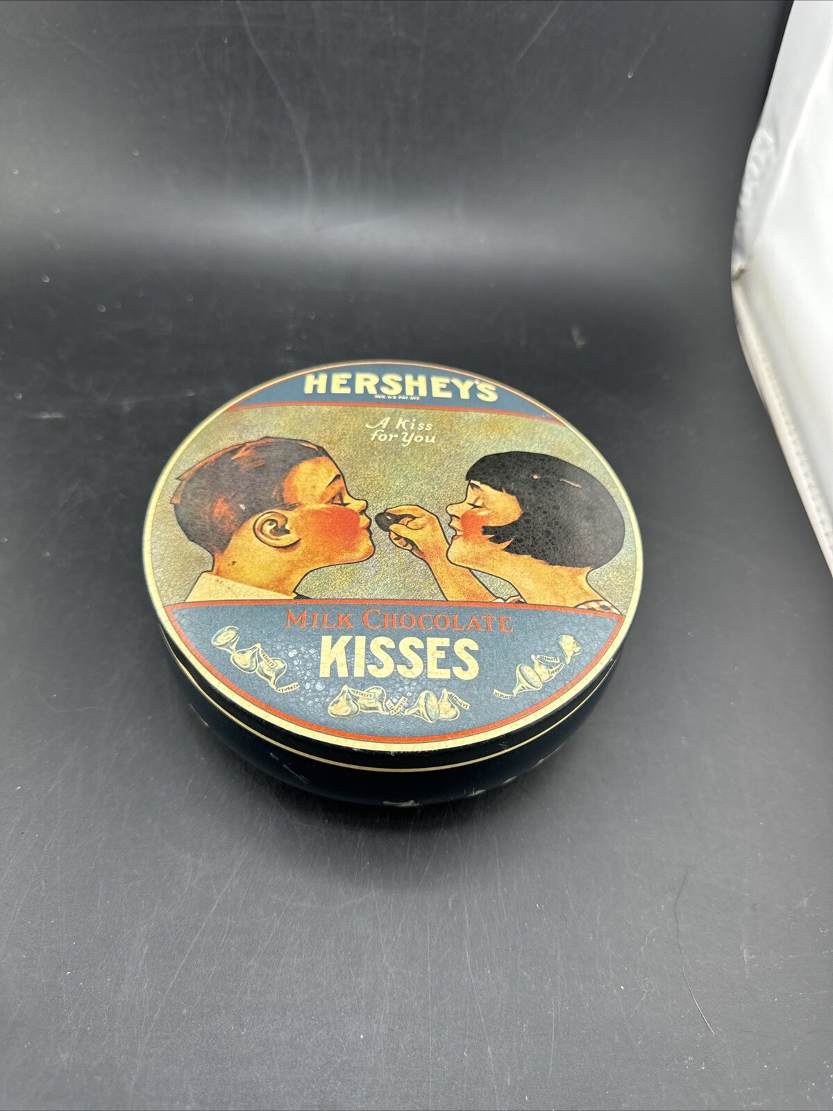 Vintage 1982 HERSHEY’S MADE IN ENGLAND KISSES Tin 📦