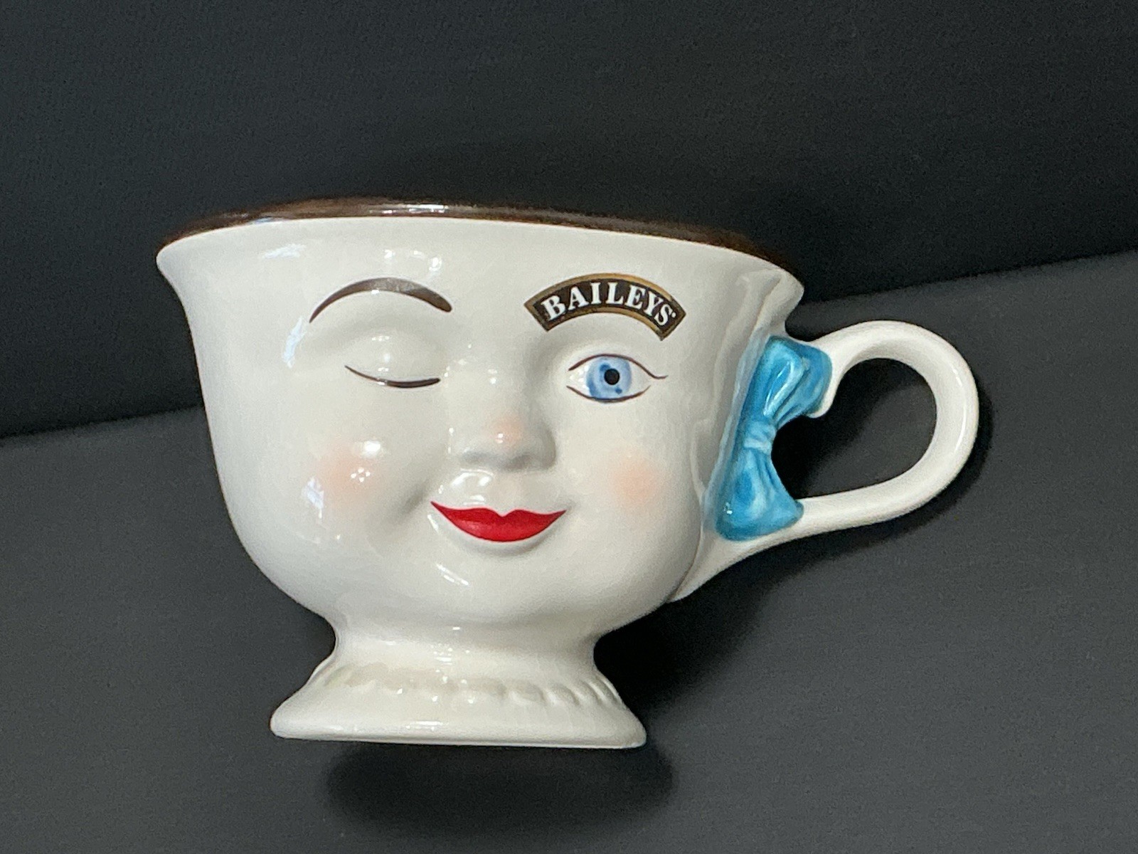 Vtg Baileys Irish Cream 7oz Mrs Yum Face w/Winking Eye Blue Bow Tea Cup *EUC*
