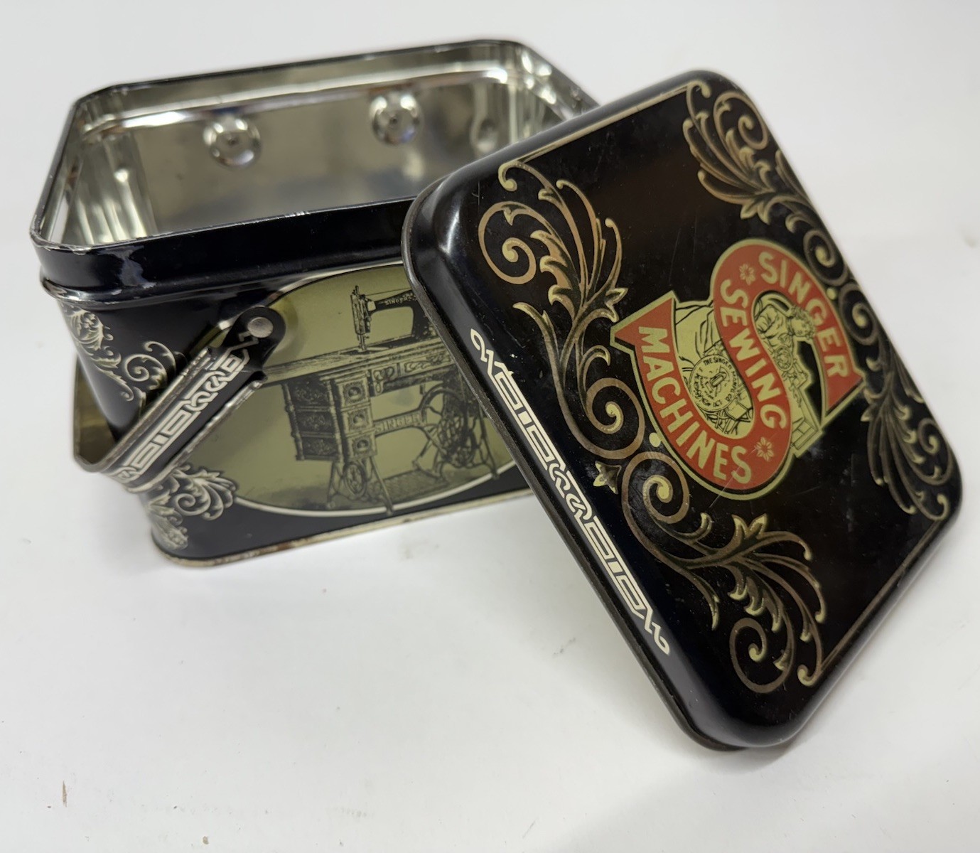 Vintage-style Singer Sewing Machine Black Metal Tin Box With Double Handles