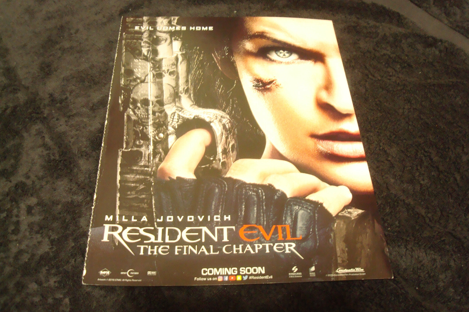 RESIDENT EVIL THE FINAL CHAPTER ad Milla Jovovich with gun “Evil Comes Home”