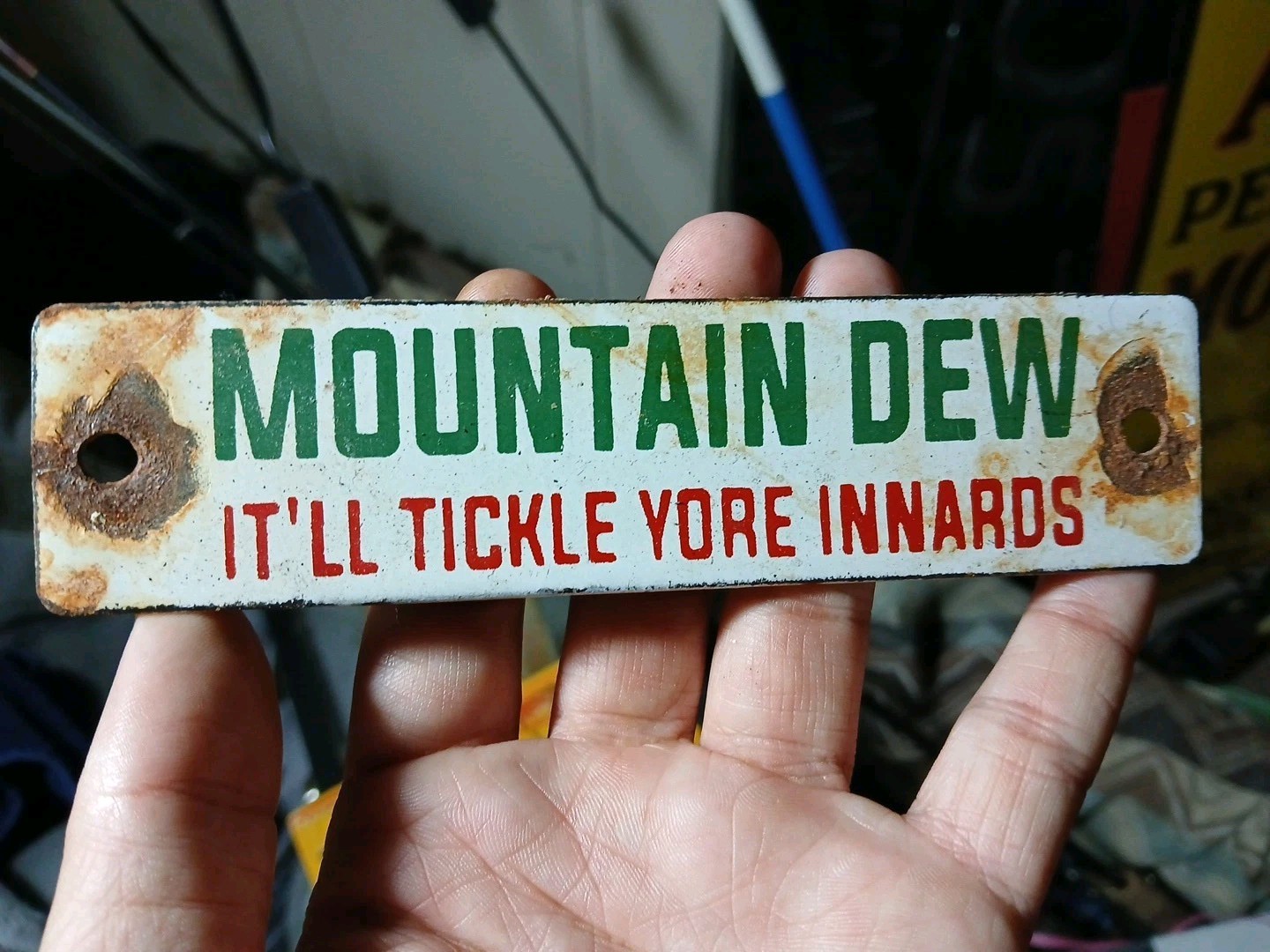VINTAGE MOUNTAIN DEW TICKLE YORE INNARDS 6″ PORCELAIN METAL CRATE TAG SIGN SODA