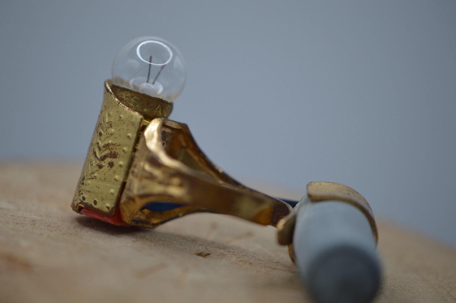 Vintage Advertising Premium Novelty Ring with Light Bulb Charm Gold White
