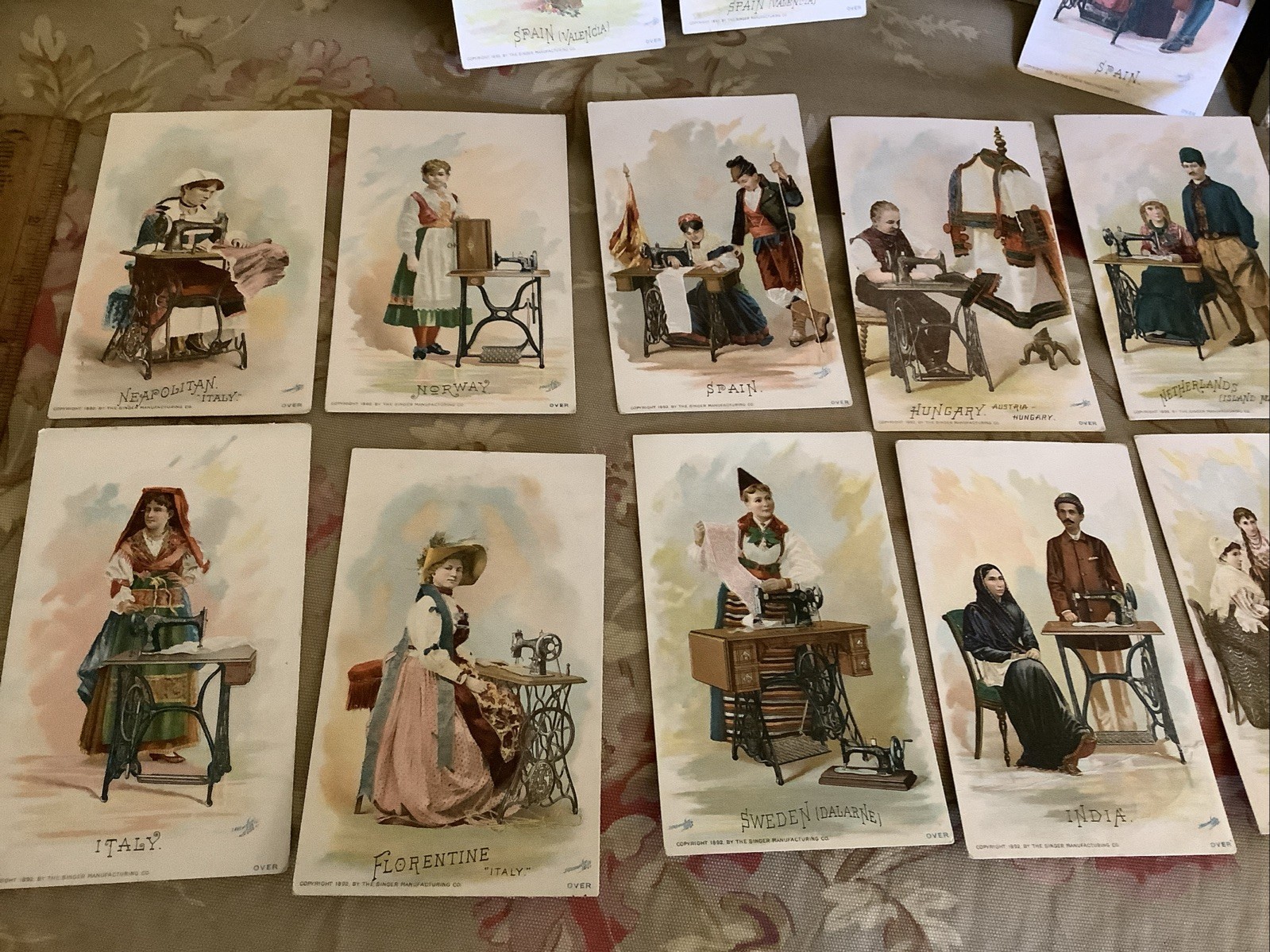 2621🌟Antique c1892 SINGER SEWING Costumes From Around The World Cards &Box (25)