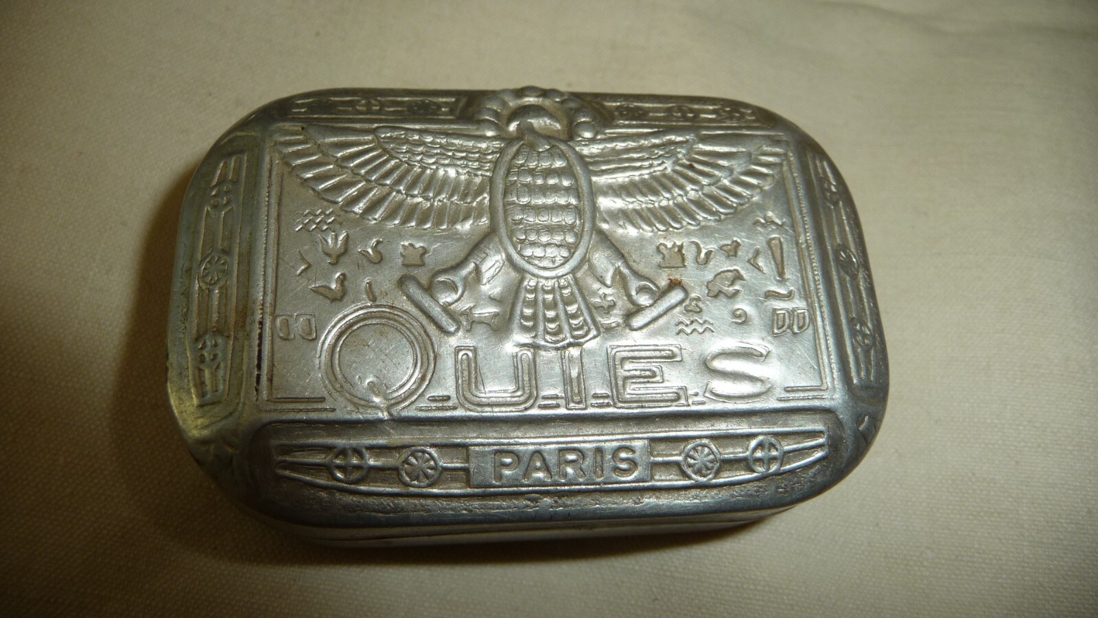 #615X TIN Made in FRANCE EGYPHIAN DESIGN QUEIS PARIS 2 1/2″ L EMPTY TIN BOX