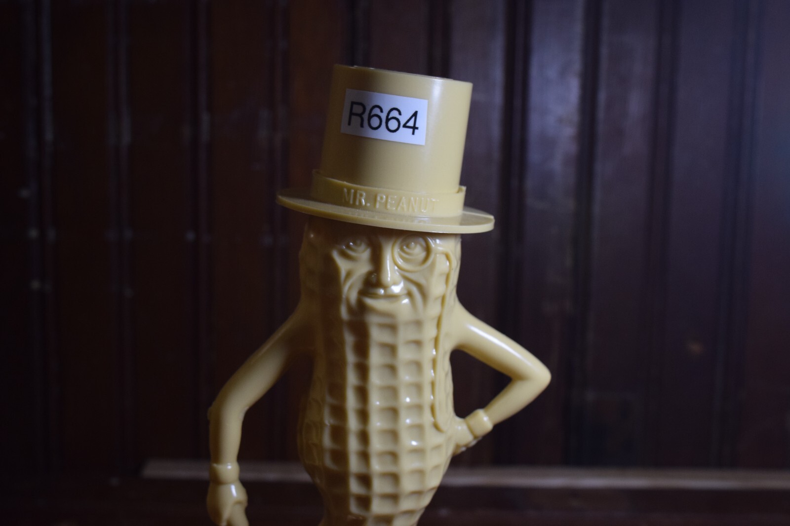 MR PEANUT PLANTERS NUTS TAN PLASTIC MOLDED COIN BANK REMOVABLE TOP HAT NUT 1960s