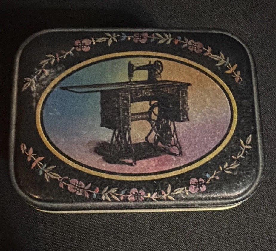 Vintage Singer Manufacturing Company Tin Box Sewing Storage