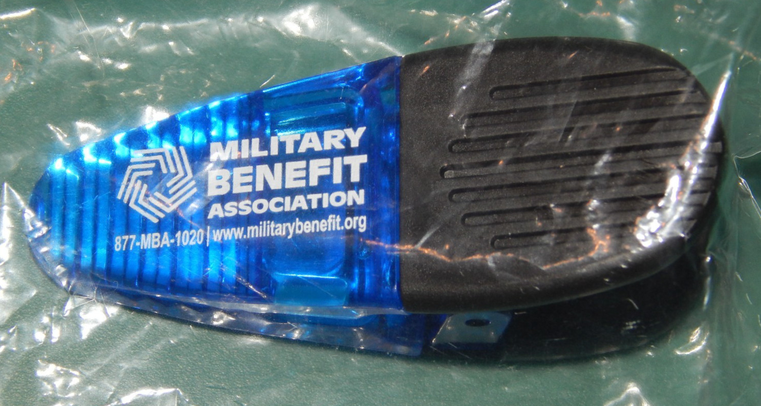MILITARY BENEFIT ASSOCIATION BLUE & BLACK PLASTIC MAGNET BAG CHIP CLIP NWT