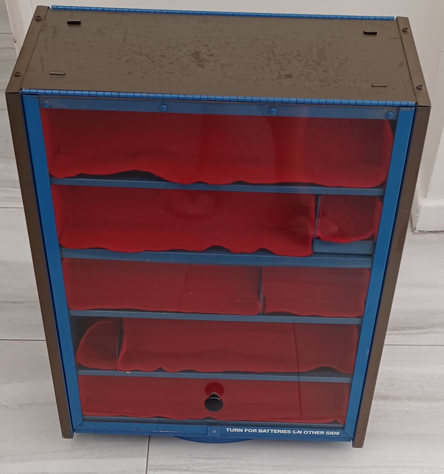 COOL RETRO EVEREADY BATTERY CONTERTOP DISPLAY CASE -ROTATES AND LOCKS