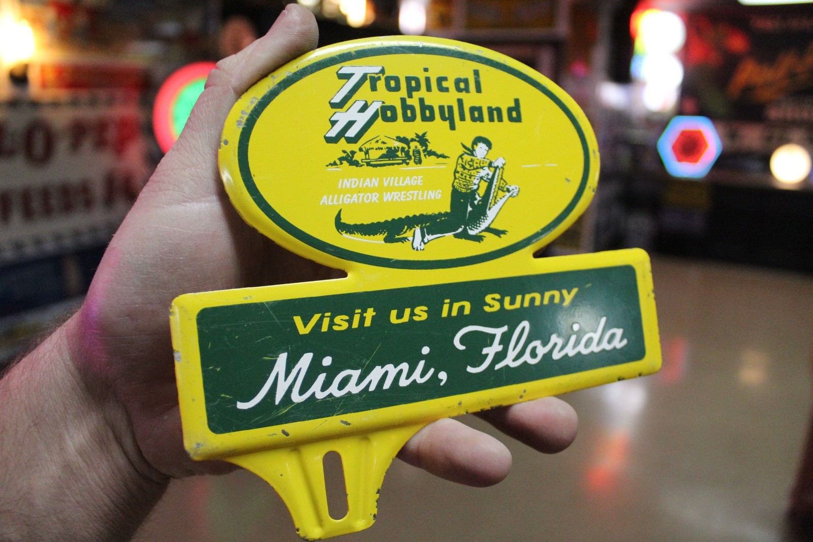 RARE 1950s MIAMI FLORIDA TROPICAL HOBBY STAMPED PAINTED METAL TOPPER SIGN GATOR