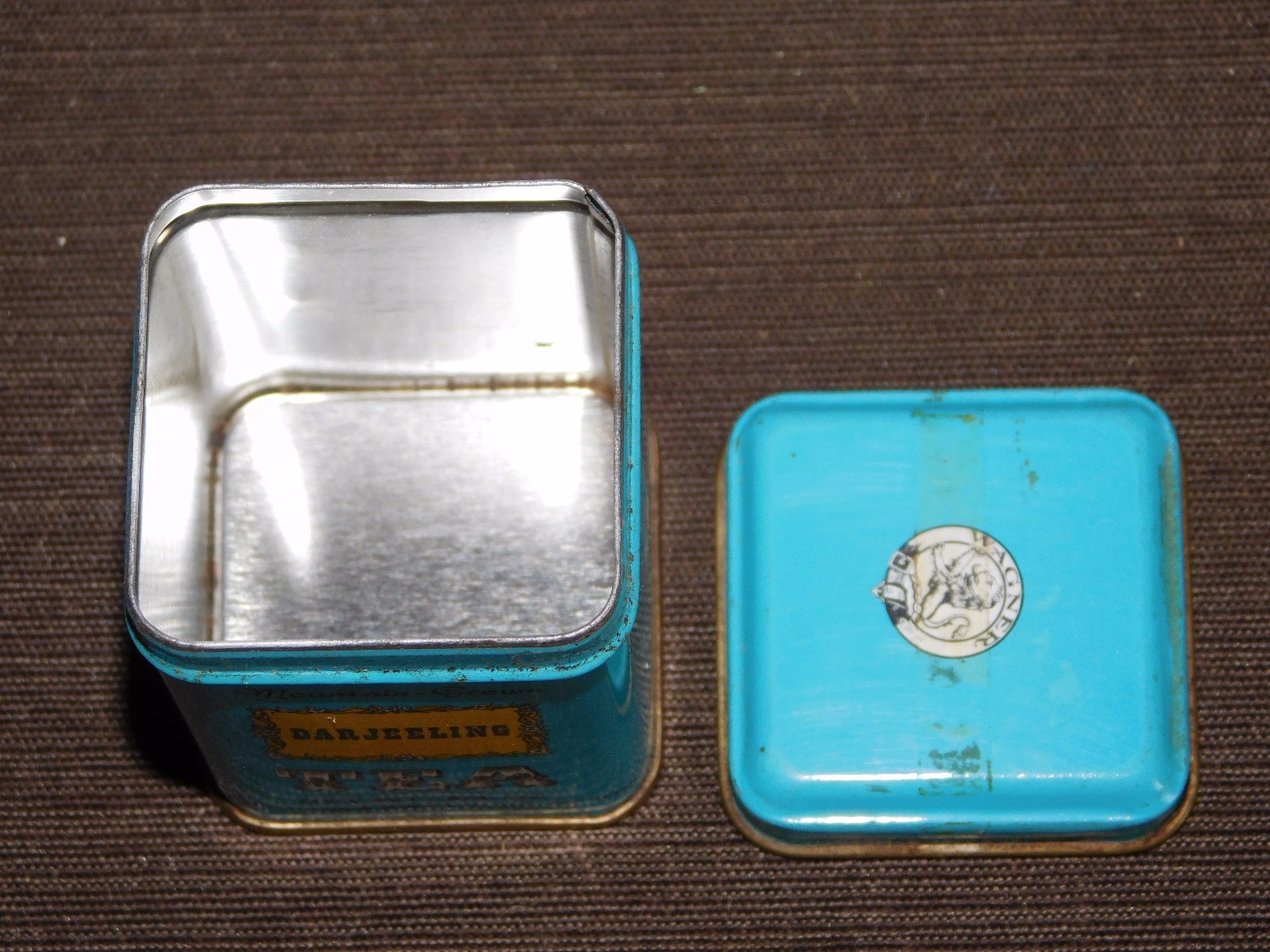VINTAGE 2 1/2″ HIGH JOHN WAGNER & SONS IVYLAND PA DARJEELING TEA TIN CAN *EMPTY*