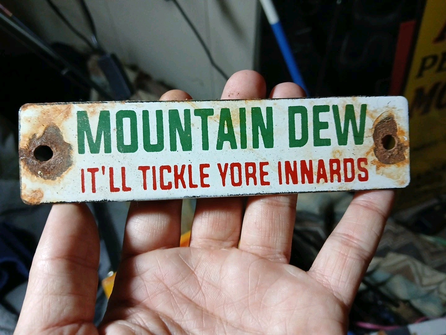 VINTAGE MOUNTAIN DEW TICKLE YORE INNARDS 6″ PORCELAIN METAL CRATE TAG SIGN SODA