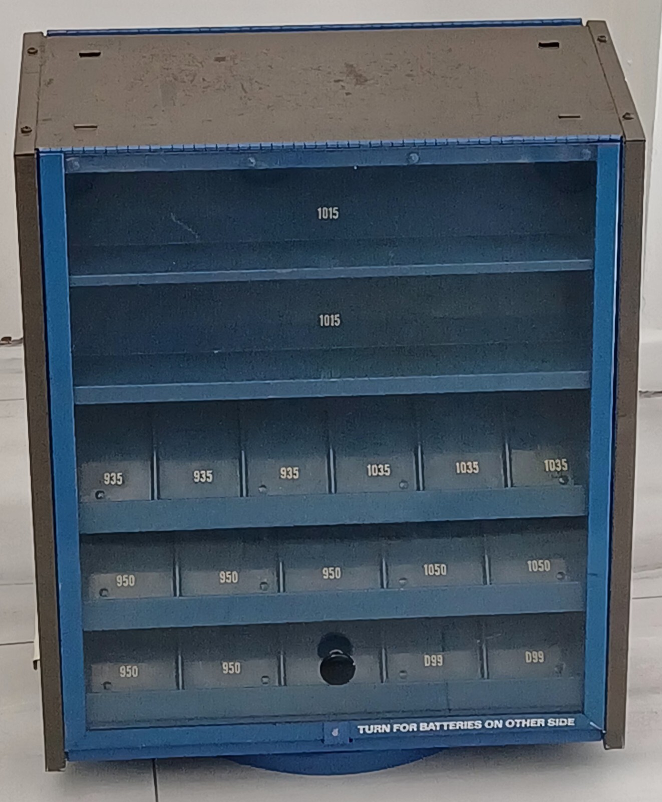 COOL RETRO EVEREADY BATTERY CONTERTOP DISPLAY CASE -ROTATES AND LOCKS