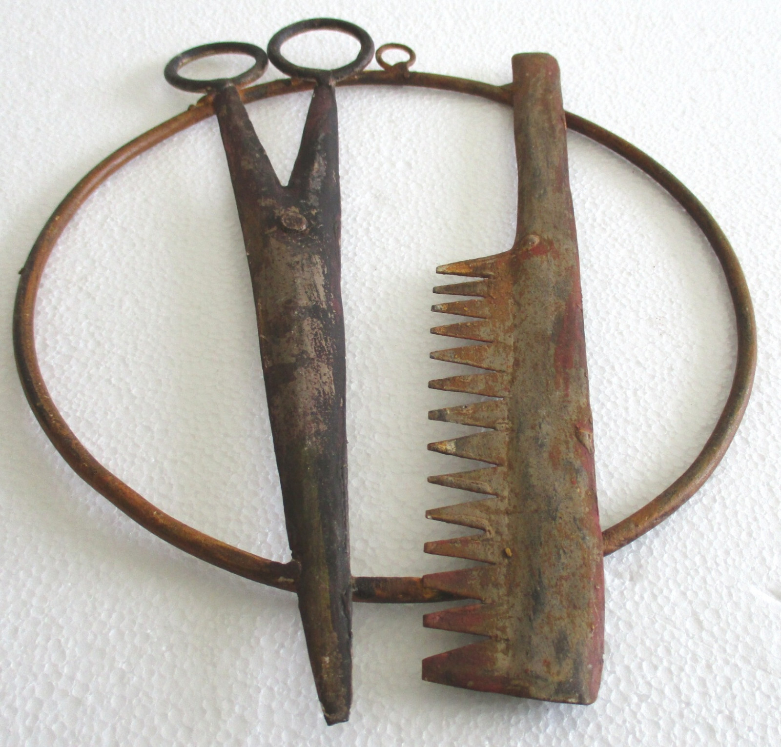 ANTIQUE OLD BARBER’S ADVERTISEMENT TRADE SIGN SCISSORS AND COMB WALL HANGING .