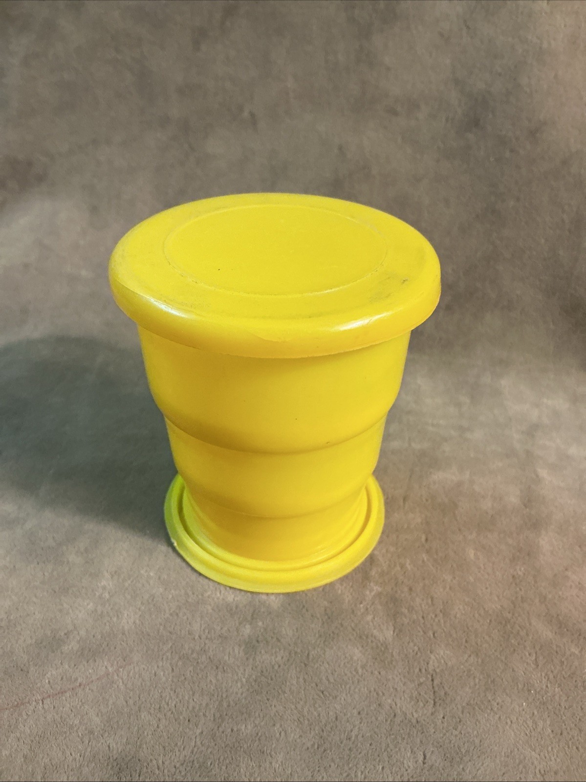 1940s yellow plastic WECOLITE travel cup with lid minor as is