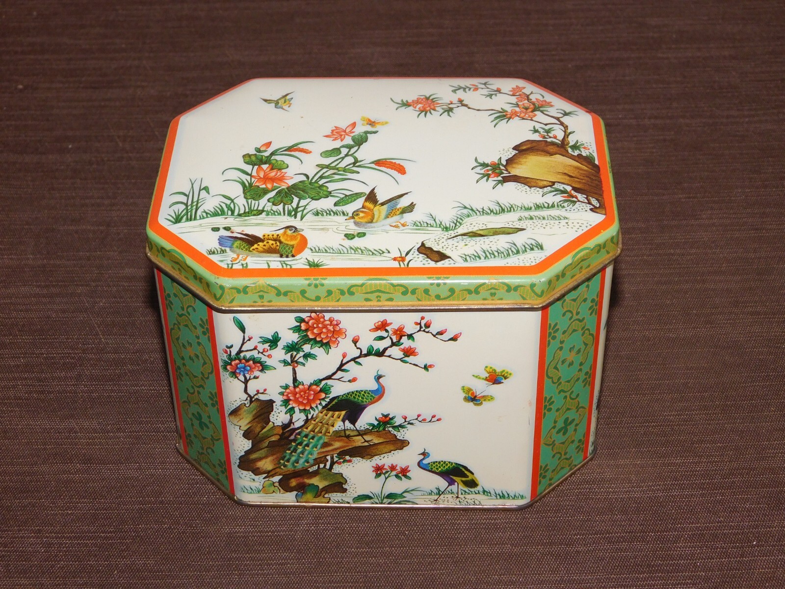 VINTAGE 3 1/2″ HIGH MADE IN ENGLAND PEACOCK DESIGN METAL TIN BOX *EMPTY*