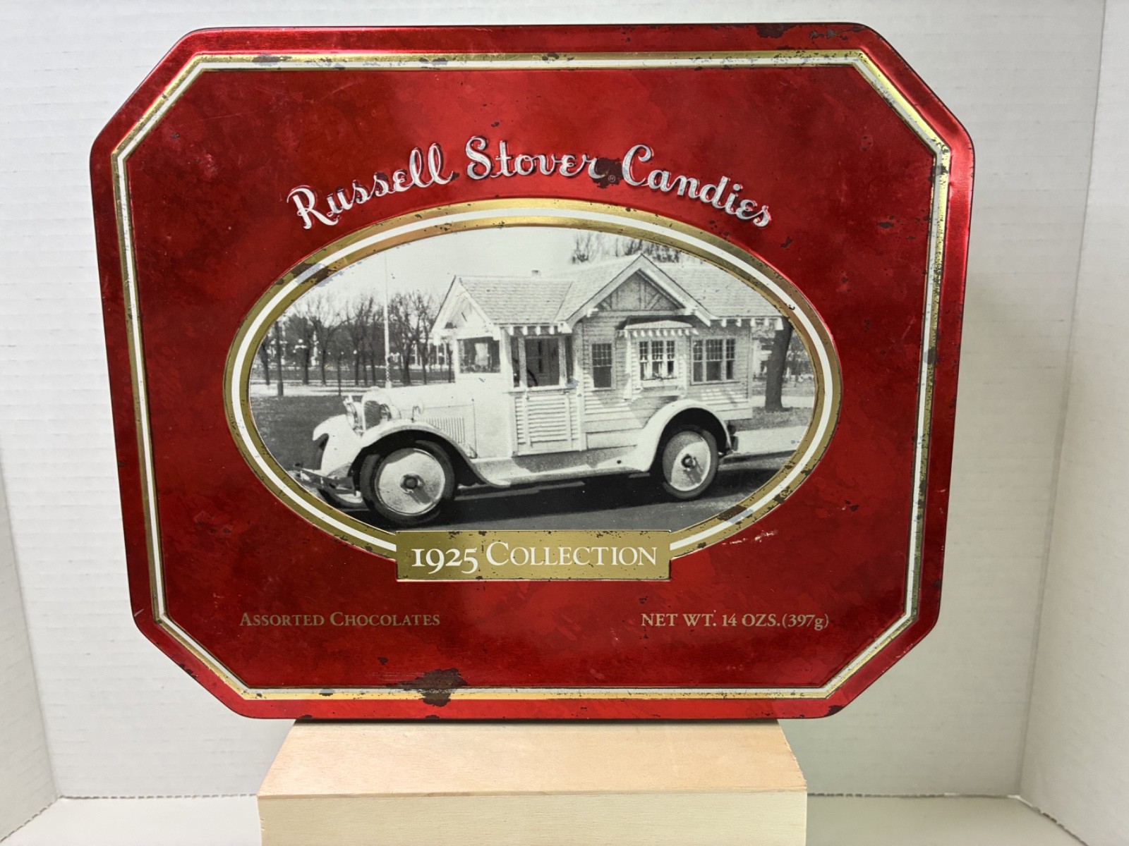 Russell Stover Candies 1925 Collection tin -can -ad- Bungalow truck 10L 8.5H 1.7