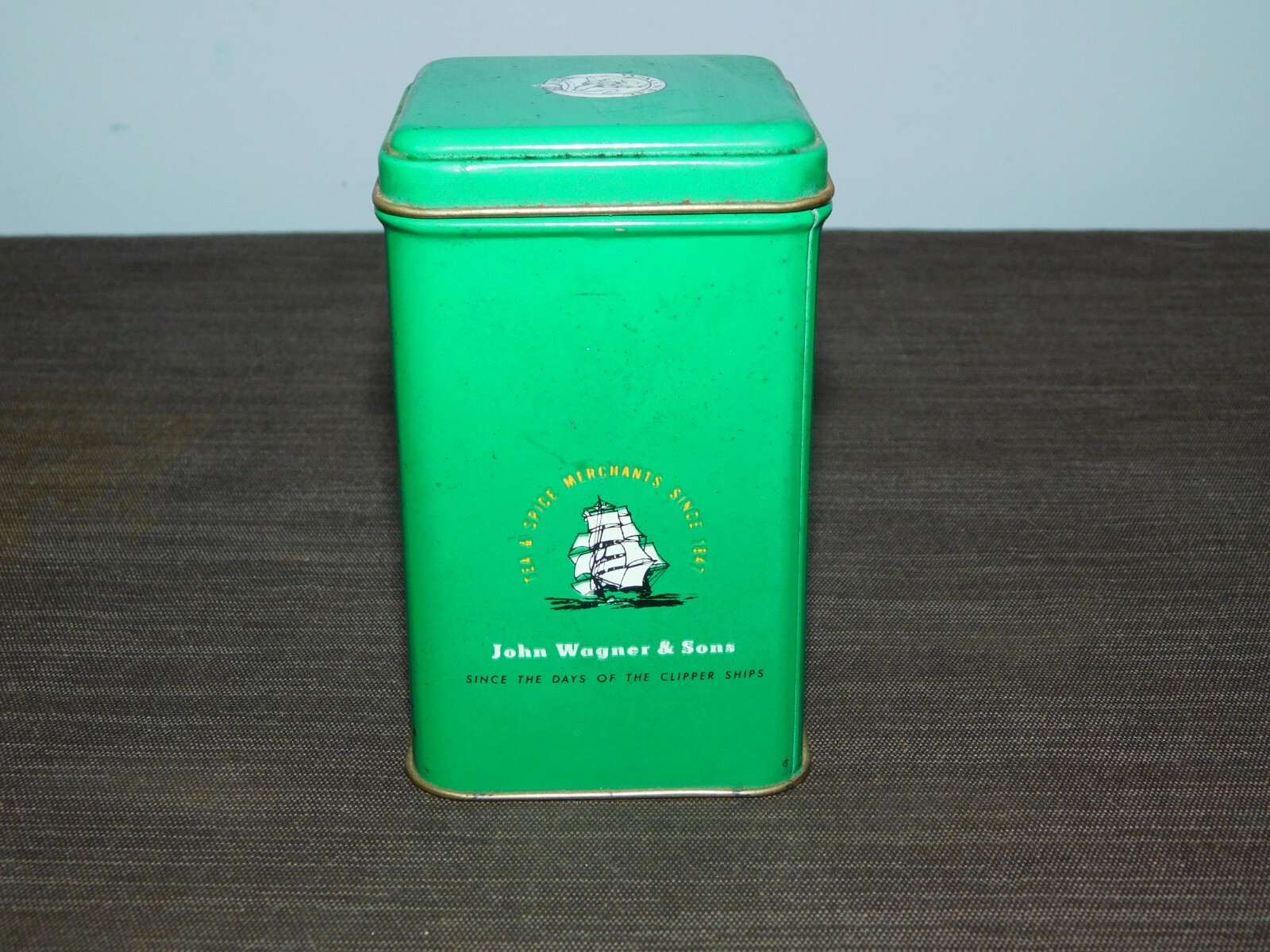 VINTAGE KITCHEN 4 1/4″ HIGH WAGNER IMPERIAL GUNPOWDER TEA TIN *EMPTY*