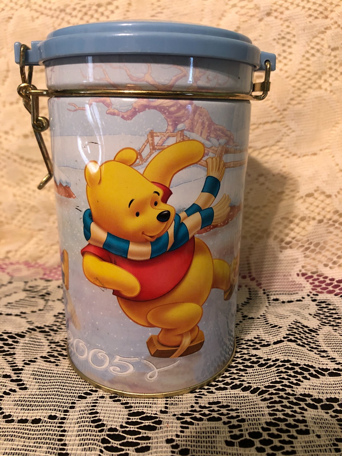Disney Winnie the pooh tin round blue with locking lid z