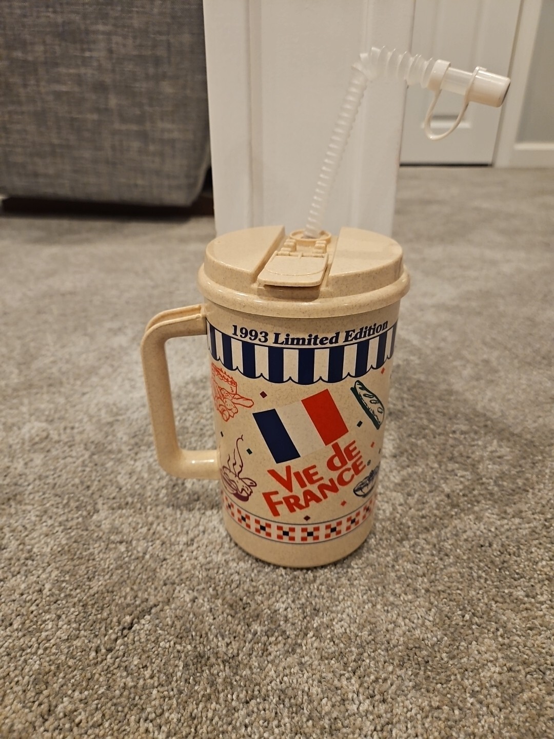 Vintage 1993 Collector’s Cup Vie de France Plastic Mug Cup w/ Lid & Straw 32 Oz