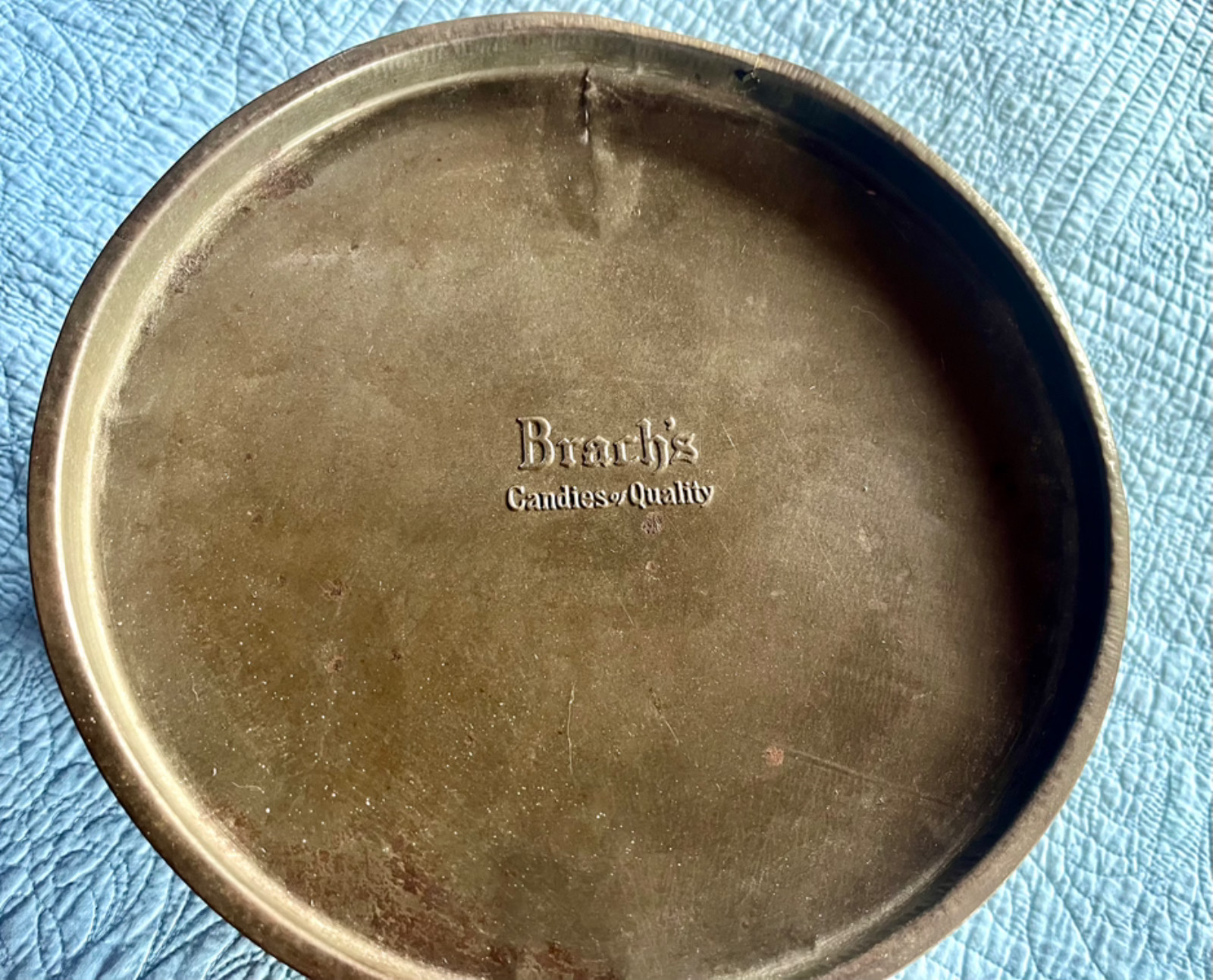 Vtg EJ Brach & Sons Lg Round Gold Candy Tin w/Litho of Chicago 1920 Factory–VG