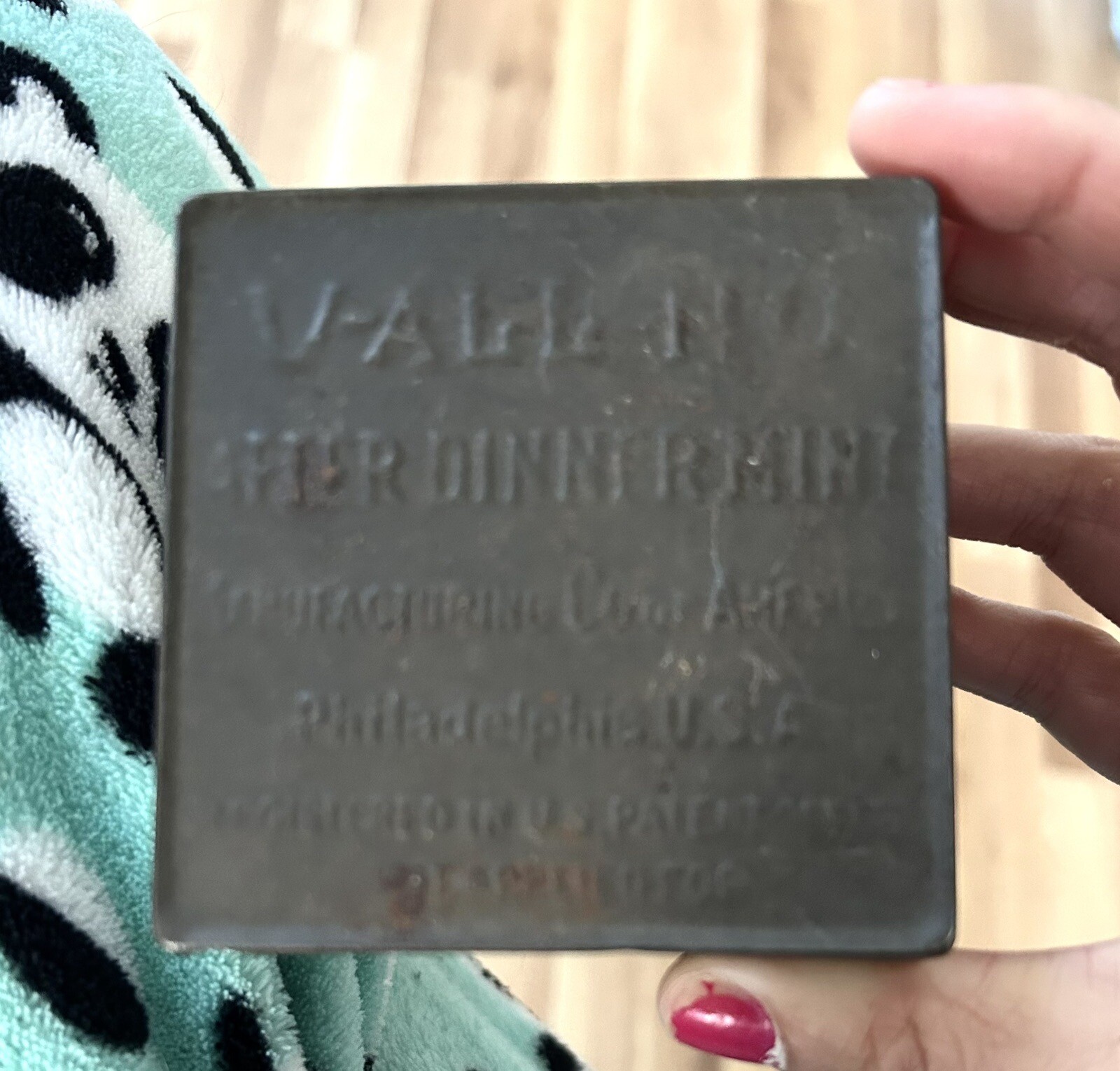 VINTAGE V-ALL-NO MFG CO OF AMERICA AFTER DINNER MINT TIN BOX. 3” Across