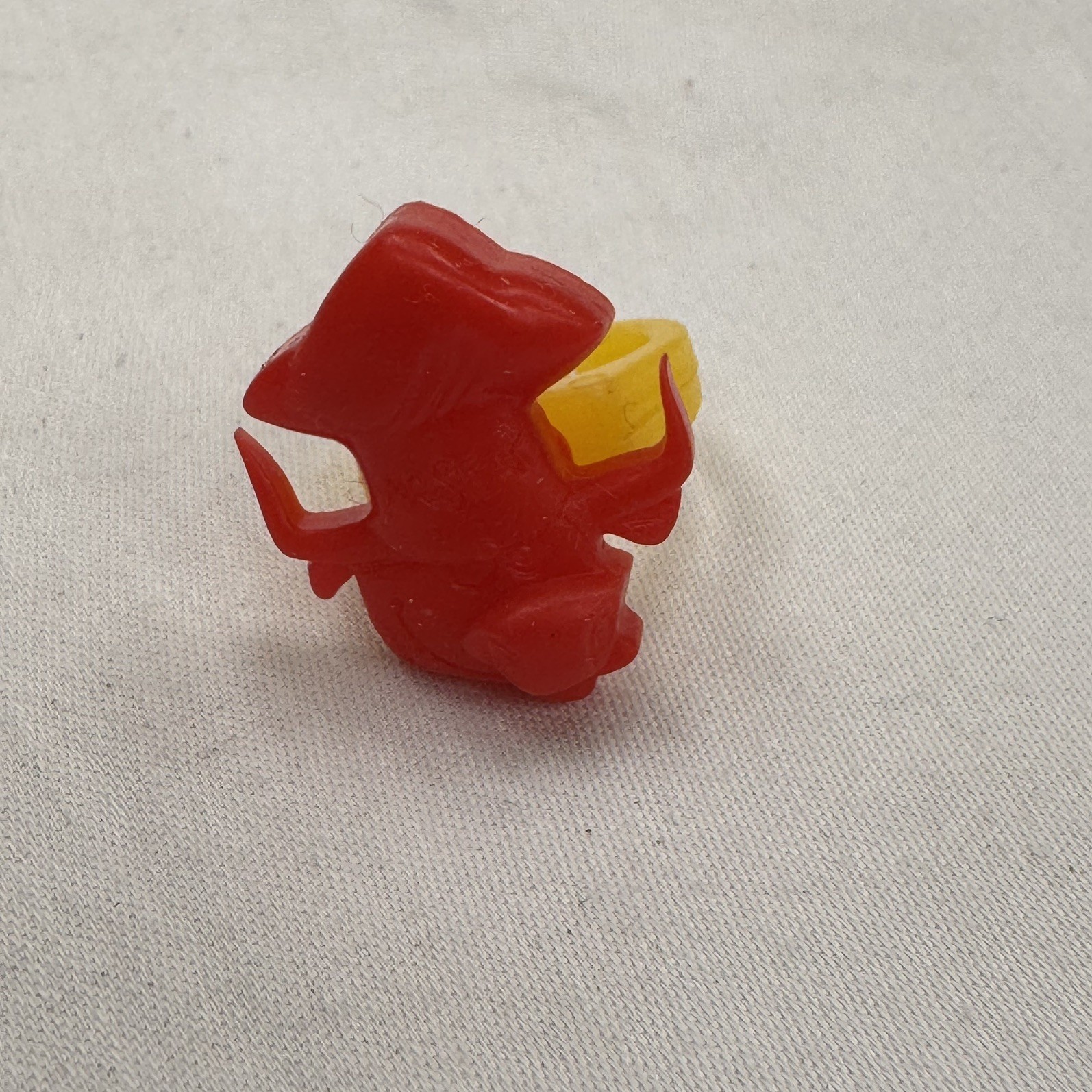 VINTAGE 1970’S MR STEAK RESTAURANT RED PLASTIC RING, Yellow Band Souvenir RARE