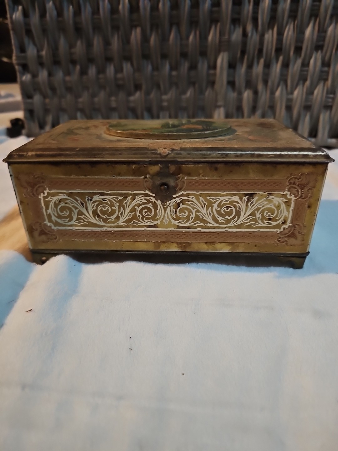 Vintage Artstyle brand Chocolate Company Metal Hinged Candy Box