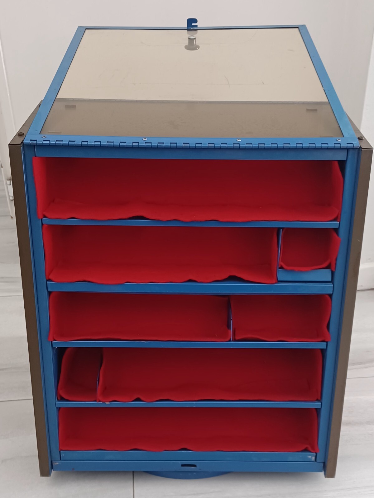 COOL RETRO EVEREADY BATTERY CONTERTOP DISPLAY CASE -ROTATES AND LOCKS