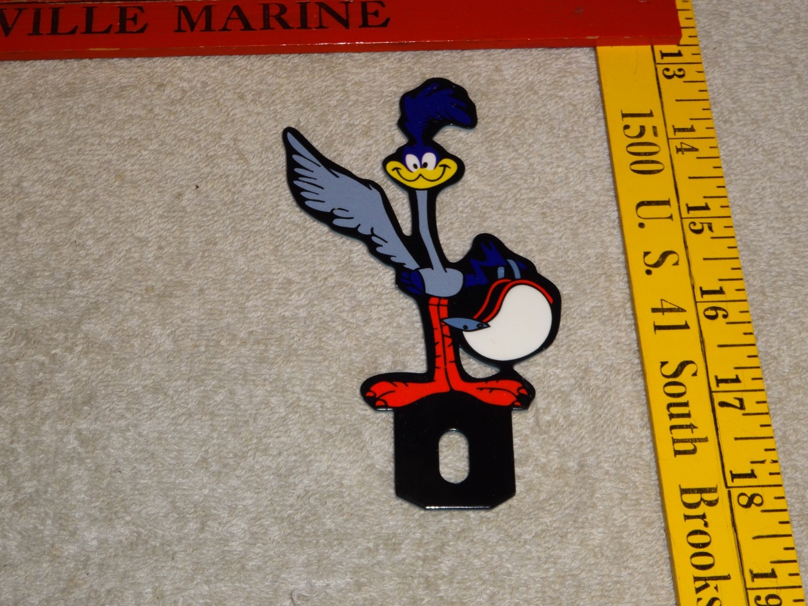 VINTAGE ROAD RUNNER LOONEY TUNES 5″ METAL GASOLINE OIL LICENSE PLATE TOPPER SIGN
