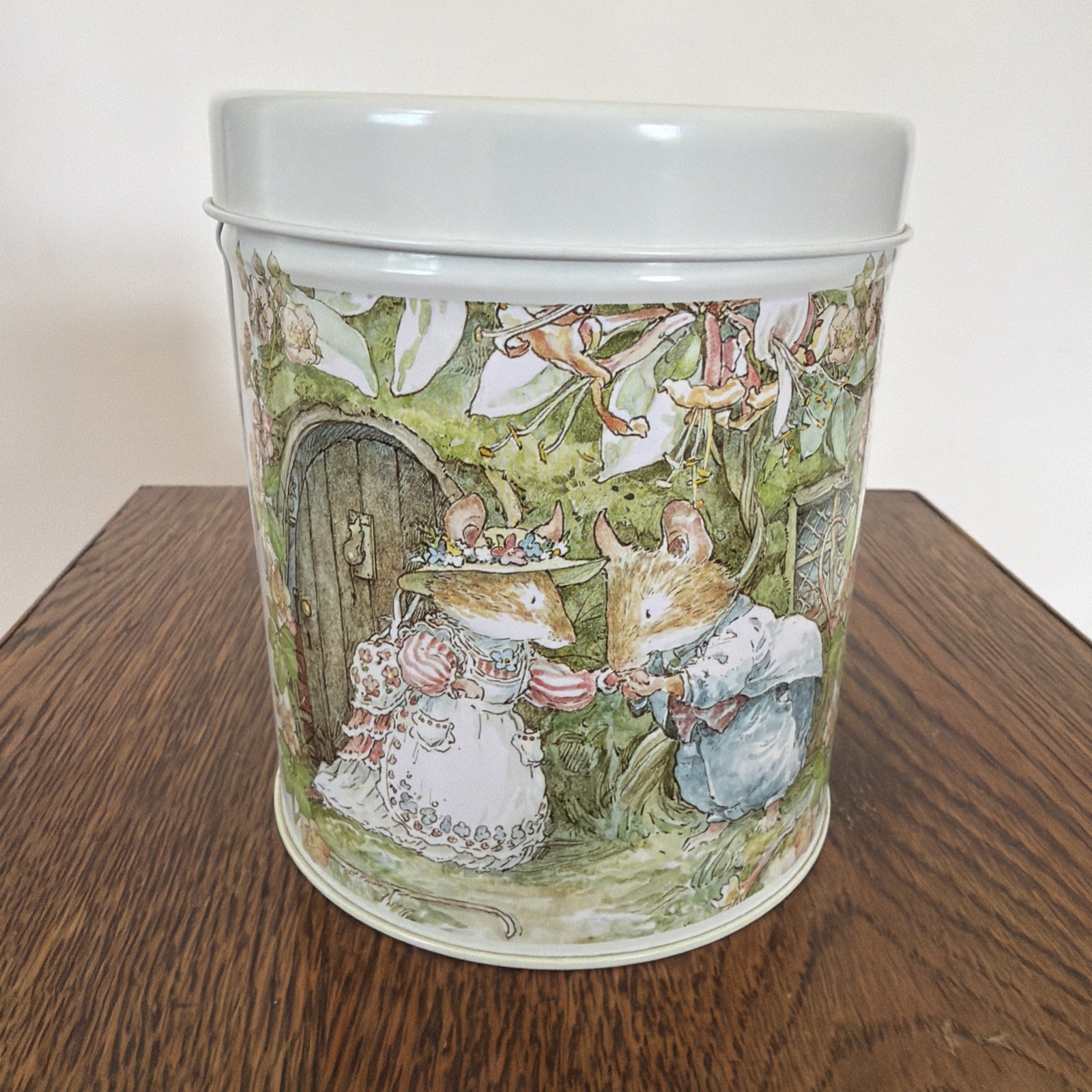 Brambly Hedge Metal Tin Canister Poppy & Dusty’s Wedding Day (Jill Barklem)2000