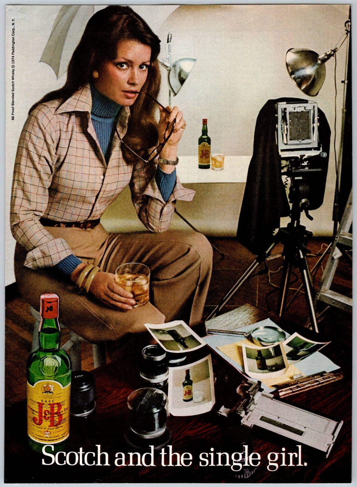 1974 YOUNG WOMAN PHOTOGRAPHER J&B SCOTCH Vintage 8″X11″ Magazine Ad 1970’s HT69