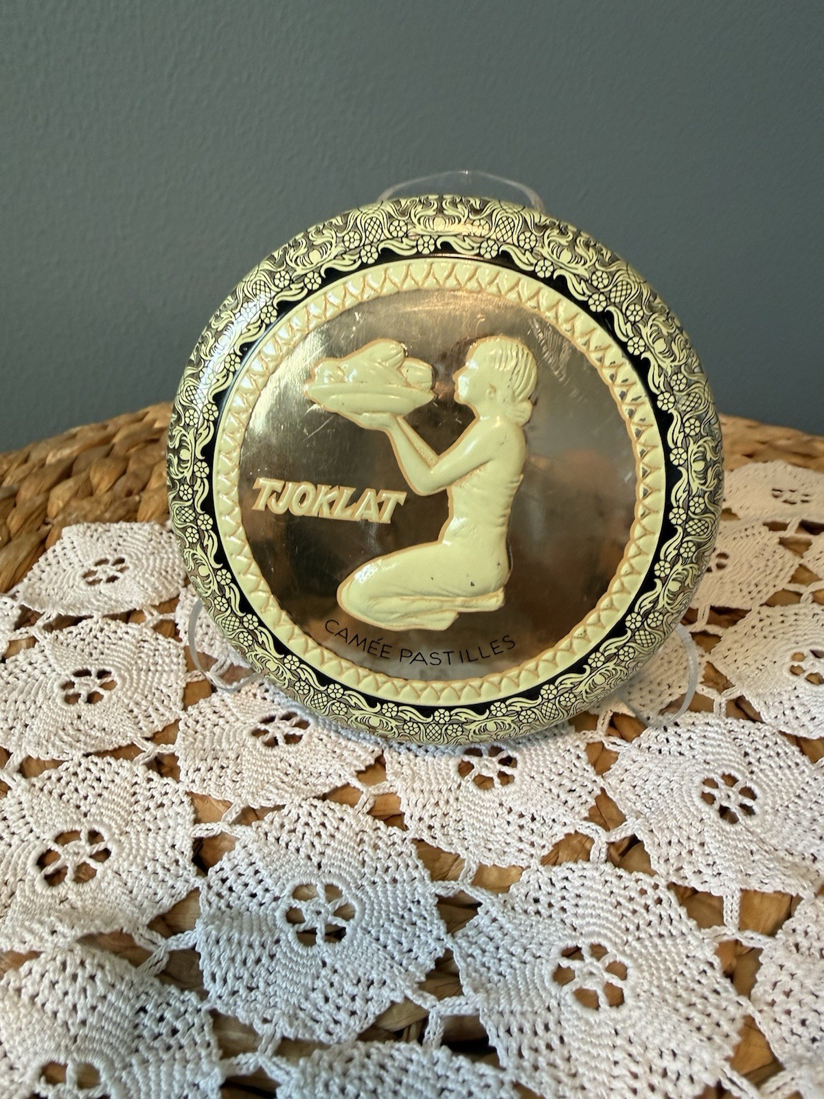 Vintage Camée Pastilles Tjoklat Chocolate Tin Amsterdam Holland 4.75”