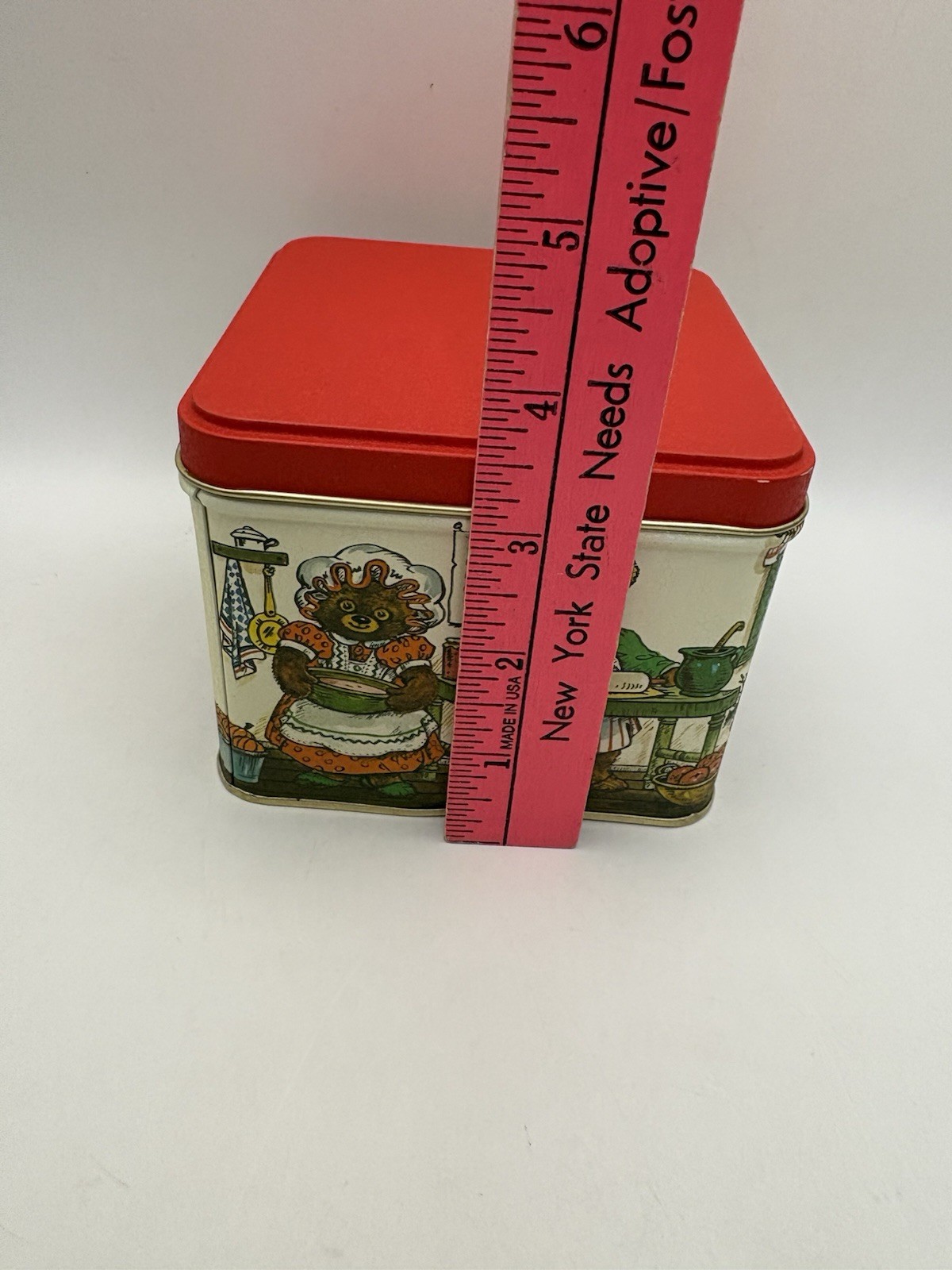 Vtg 1980’s Anthropomorphic Bears In Kitchen Setting Preparing Bake Goods Tin