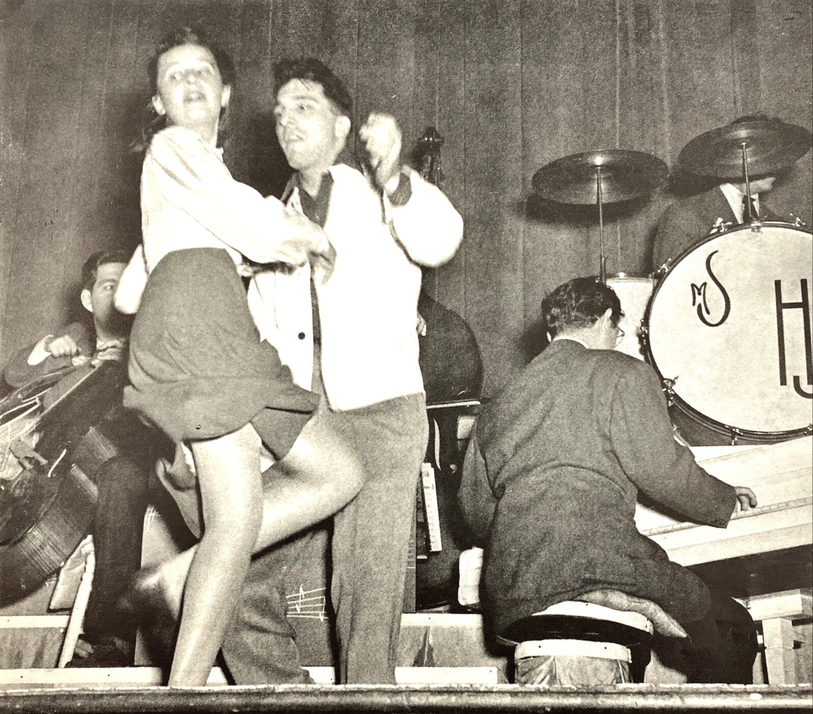 The Lindy Hop And The Jitterbug Dancing Near Harlem 1943 Vtg Magazine Excerpt