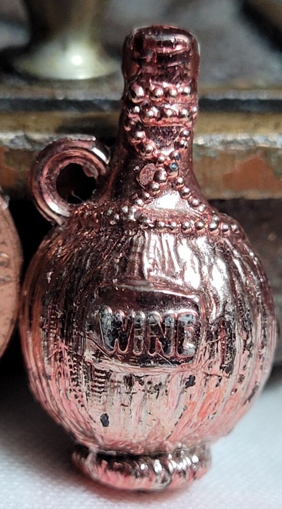 Vintage plastic red chrome BOTTLE.OF WINE CHIANTI gumball charm prize jewelry