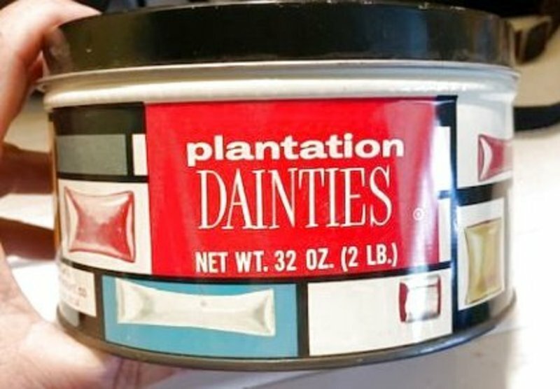 Vintage Plantation Dainties Tin Can Advertising Full Buttons Zippers EUC