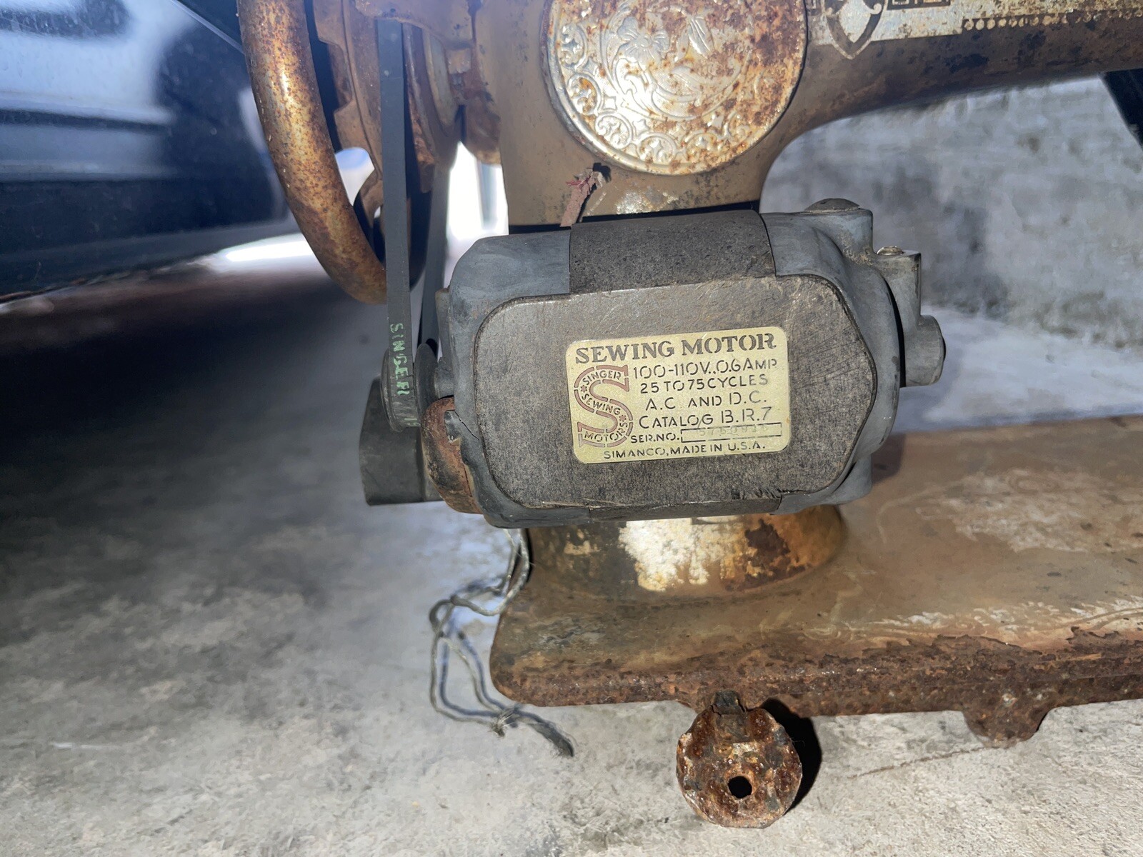 The Singer Manufacturing Co: Vintage Singer Sewing Machine