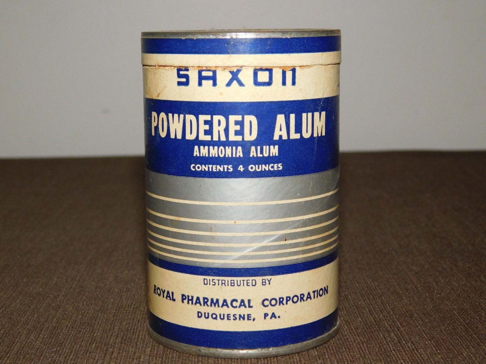 VINTAGE MEDICINE ROYAL PHARMACAL 3 1/2″ HIGH SAXON POWDERED ALUM TIN CAN *EMPTY*