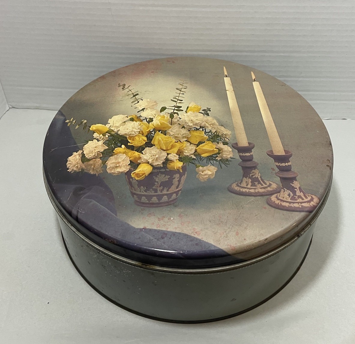 Vintage Metal 10” Tin Lid Yellow Rose White Carnation Wedgwood Jasper Wear “1960