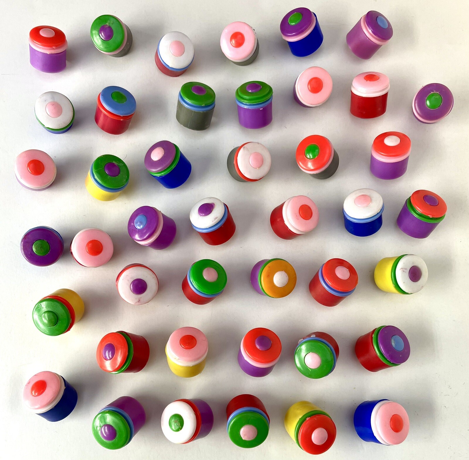 (43) HONG KONG Vintage 1960s – 1970s RING PRIZE Vending Gum Machine Capsule Toys