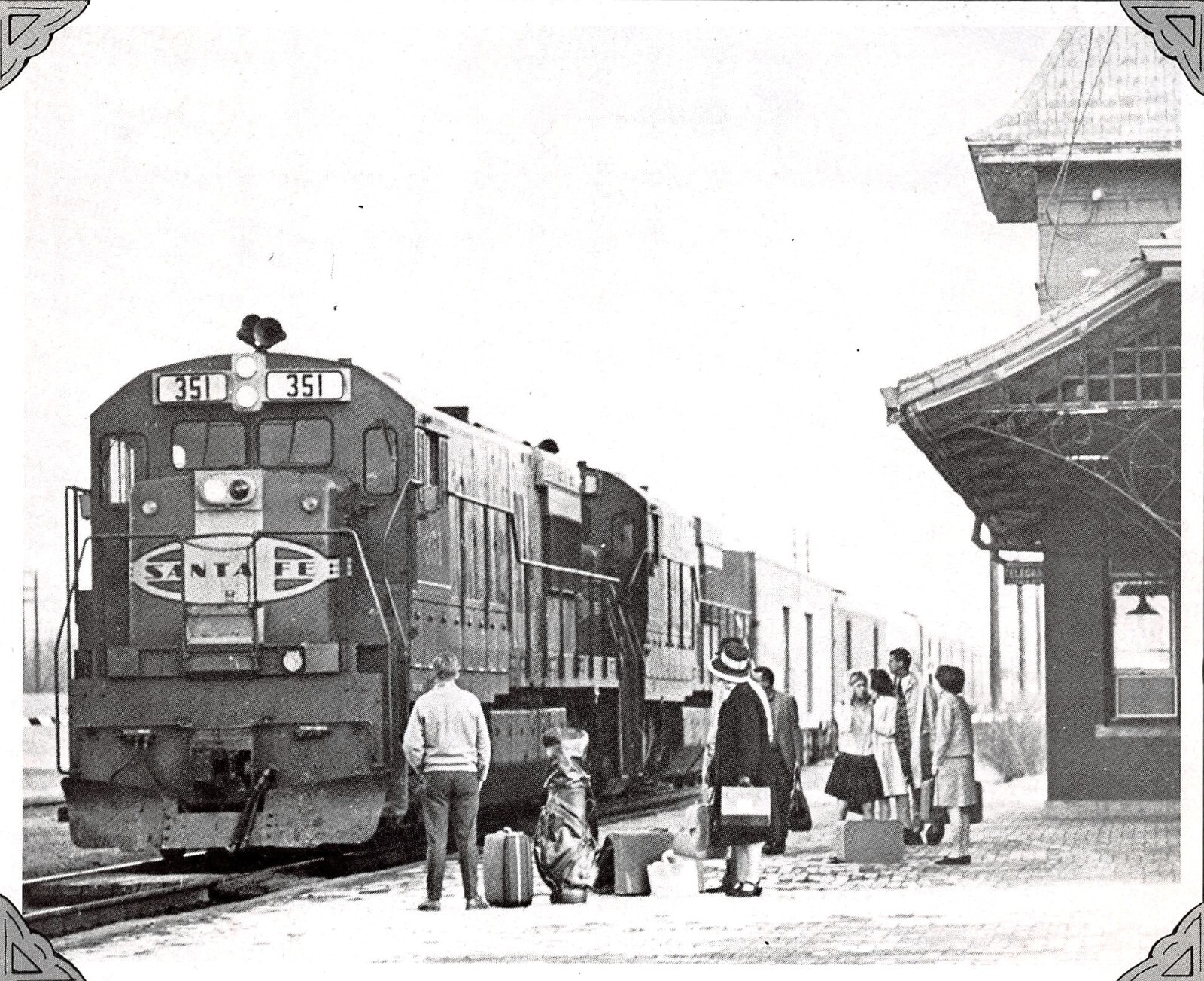AT&SF EMD GP7 Winfield Kansas Passenger Depot in 1967 6.5 x 5.2″ Vtg Mag Excerpt