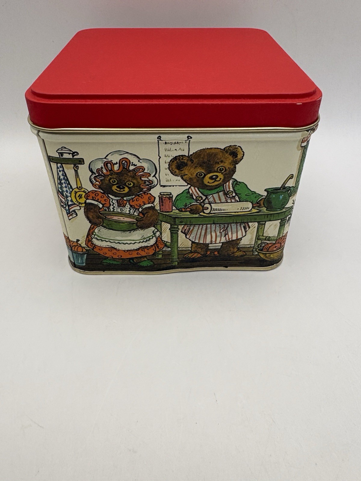 Vtg 1980’s Anthropomorphic Bears In Kitchen Setting Preparing Bake Goods Tin