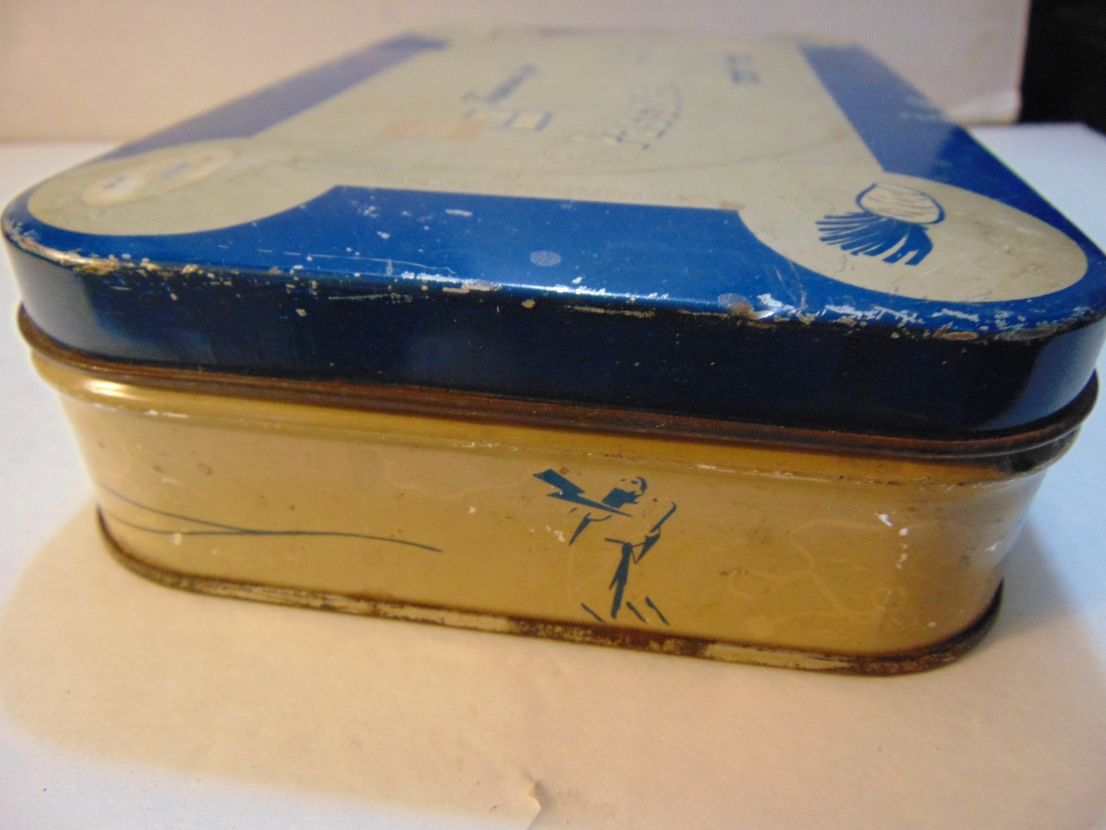 BARTON’S BONBONNIERE KOSHER FOR PASSOVER CHOCOLATE TIN–VINTAGE