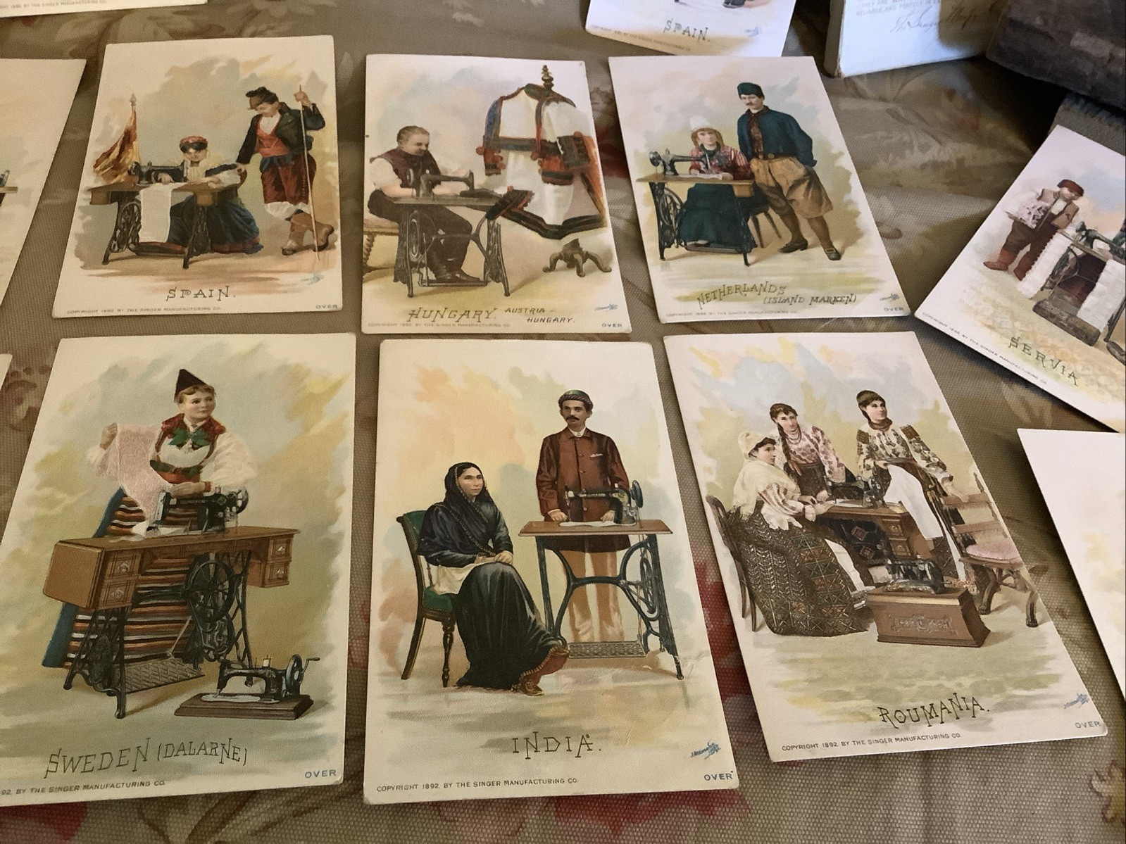 2621🌟Antique c1892 SINGER SEWING Costumes From Around The World Cards &Box (25)