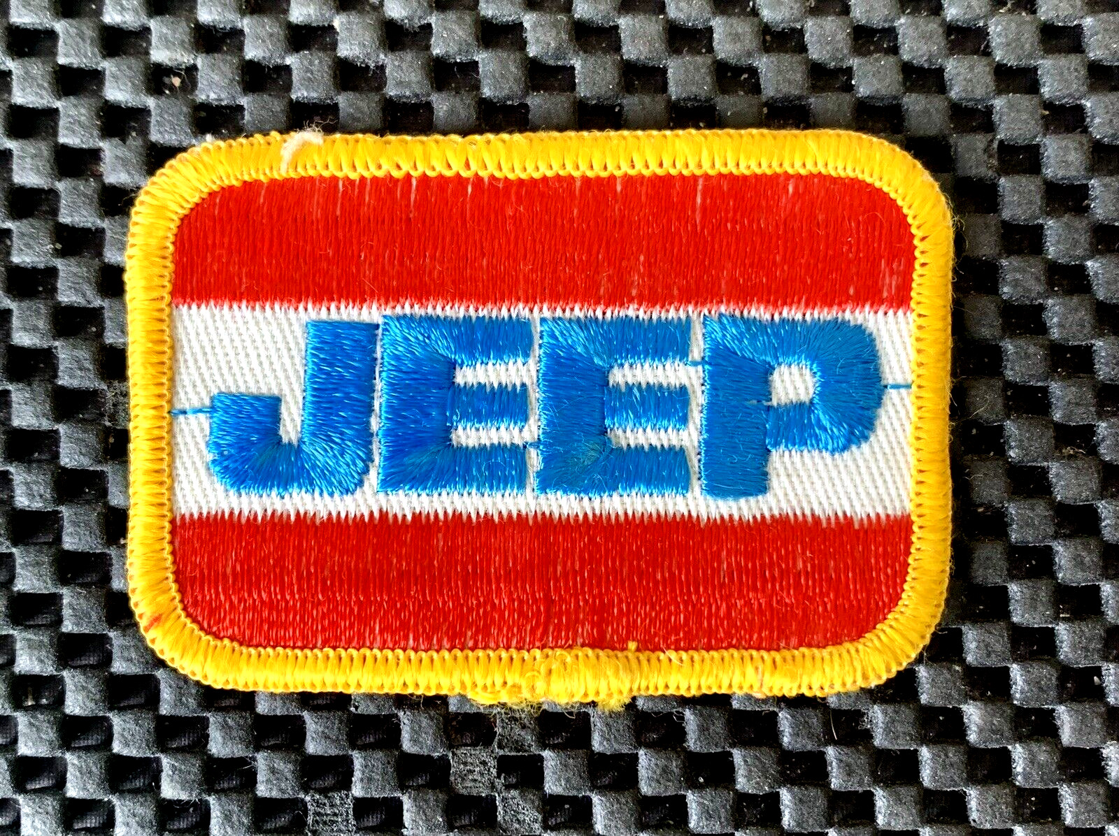 JEEP VINTAGE EMBROIDERED SEW ON PATCH RED WHITE BLUE GOLD AUTOS 3″ x 2″ NOS