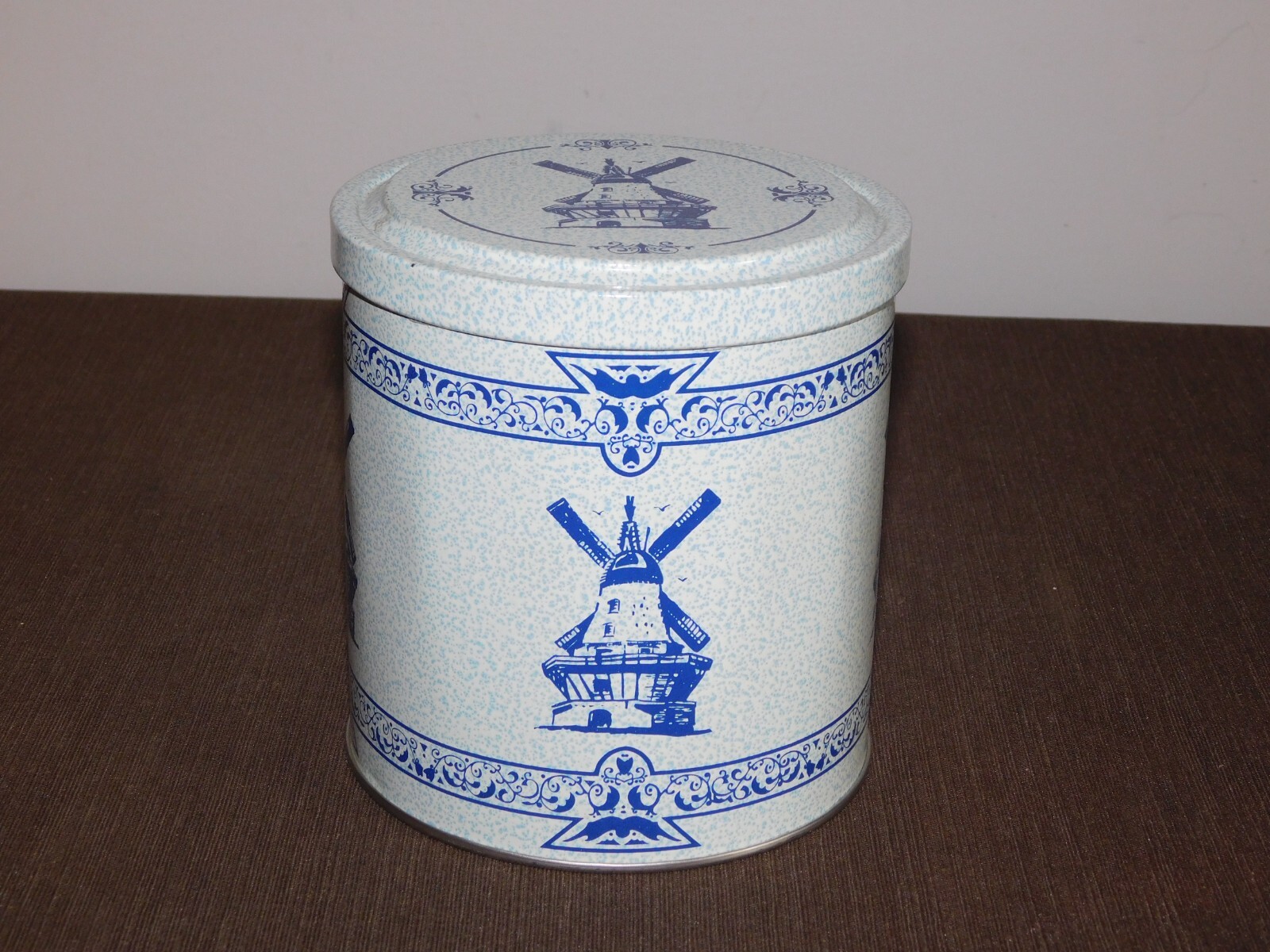 VINTAGE 5 1/4″ HIGH VALLEYBROOK FARMS WINDMILL DUTCH ASSORTMENT CANDY TIN *EMPTY