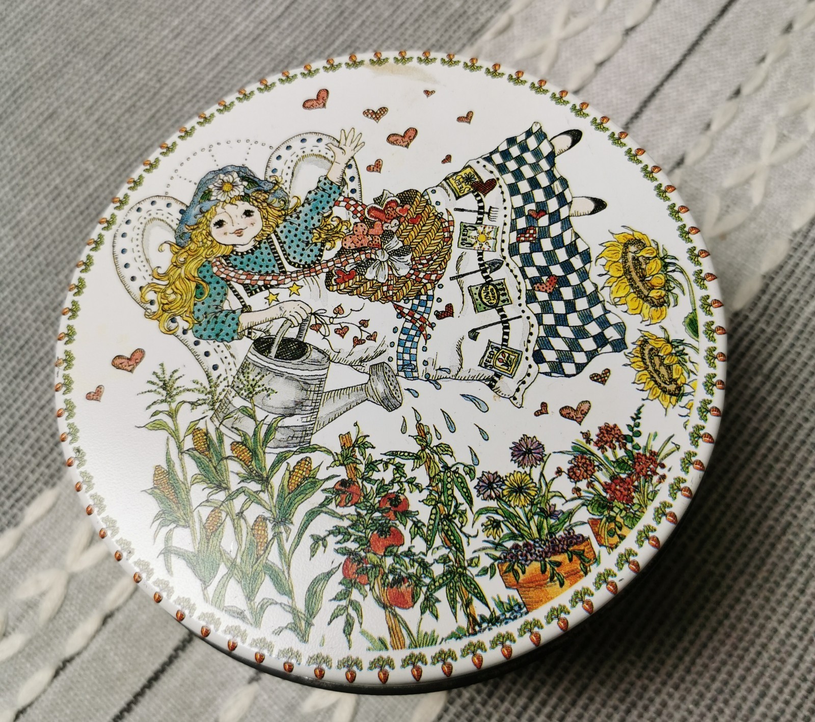 Cottage core round tin box H 3″, Diameter 5″