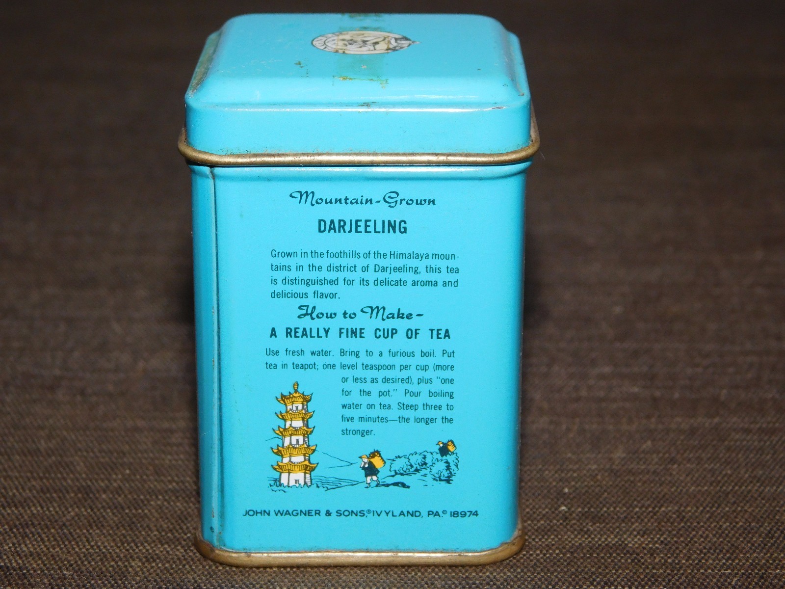 VINTAGE 2 1/2″ HIGH JOHN WAGNER & SONS IVYLAND PA DARJEELING TEA TIN CAN *EMPTY*