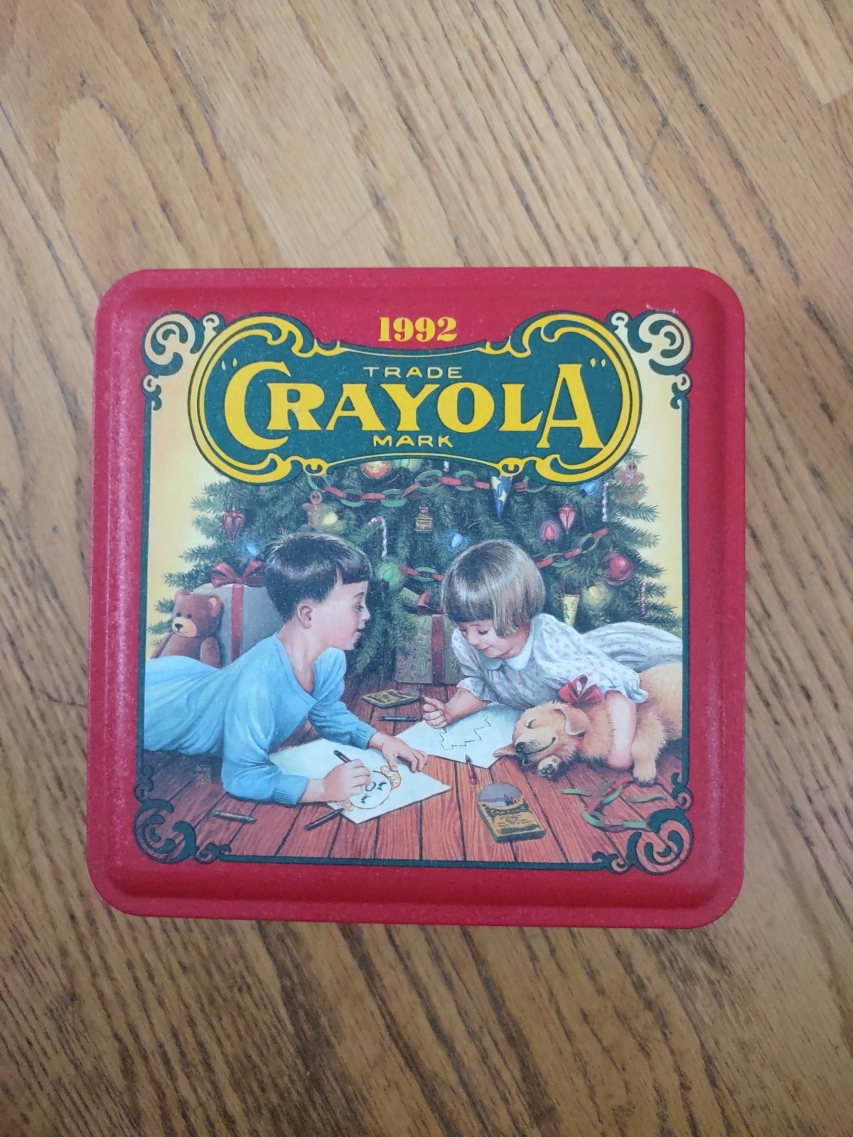 CRAYOLA 1992 HOLIDAY TIN WITH SIXTY-FOUR(64) ORIGINAL BRAND NEW CRAYOLA CRAYONS