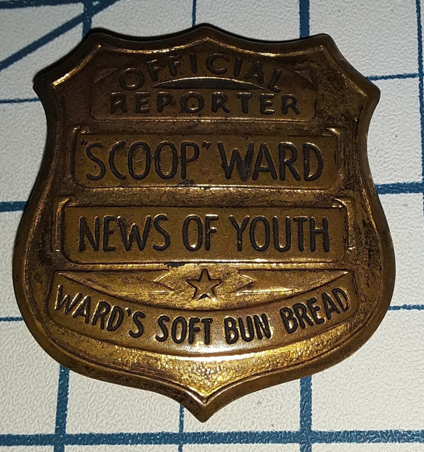 1930s SCOOP WARD News Reporter Official Ward’s Soft Bun Bread Tin Pinback Badge